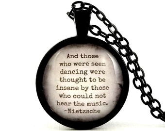 Colgante con cita de Nietzsche: Música danzante, collar con cúpula de cristal