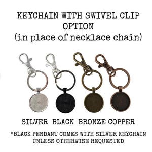 Puede incluir: Imagen de llaveros con opciones de clip giratorio. Los llaveros son plateados, negros, bronce y cobre. El texto de la imagen dice "KEYCHAIN WITH SWIVEL CLIP OPTION (in place of necklace chain)" y "SILVER BLACK BRONZE COPPER".