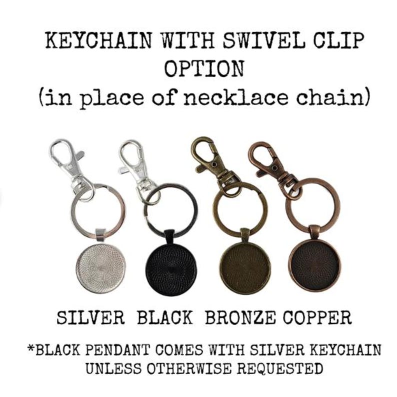 Puede incluir: Imagen de llaveros con opciones de clip giratorio. Los llaveros son plateados, negros, bronce y cobre. El texto de la imagen dice "KEYCHAIN WITH SWIVEL CLIP OPTION (in place of necklace chain)" y "SILVER BLACK BRONZE COPPER".
