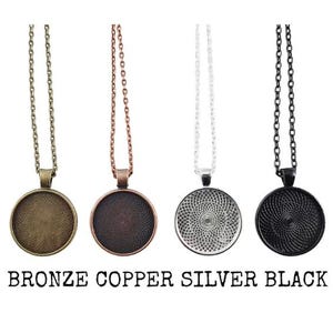 Puede incluir: Cuatro collares con colgantes en bronce, cobre, plata y negro. Cada collar tiene un colgante redondo con un dise&ntilde;o detallado y una cadena a juego. El texto "BRONZE COPPER SILVER BLACK" est&aacute; en la parte inferior.