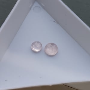 Ronde rozenkwarts rozengeslepen cabochon - (1) - 5-6 en 10 mm ronde cabochon - edelsteen platte achterkant - gefacetteerde top roze edelsteen cabochon