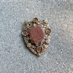 Vintage Art Deco Pierced Brass Floral Motif Dress Clip, Retro Costume Faceted Gold Sandstone Filigree Flower Dress Clip, Art Deco Jewelry