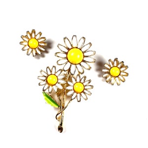 VTG Weiss Signed Clip Earrings and Brooch Set Enamel Lucite Daisy Flowers, Weiss Enameled Flower Brooch Earrings Set