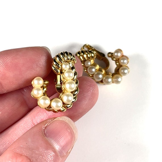 Vintage Crown Trifari Faux Pearl Twisted Metal Fa… - image 3