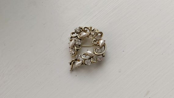 Vintage Lisner Signed Baby Tooth Faux Pearl Cabochon Gem vintage lisner signed baby tooth faux