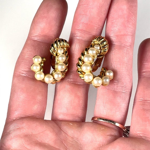 Vintage Crown Trifari Faux Pearl Twisted Metal Fa… - image 4