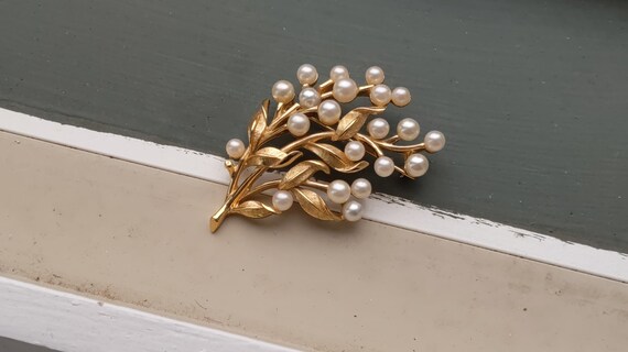 Vintage Signed Crown Trifari Faux Pearl Flower Flo