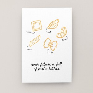 Op de afbeelding: Een witte wenskaart met gele lijntekeningen van ravioli, schelp, elleboog, penne en strikjespasta, met labels die naar elke vorm wijzen. Onder de pasta staat in zwarte tekst: your future is full of pasta-bilities.