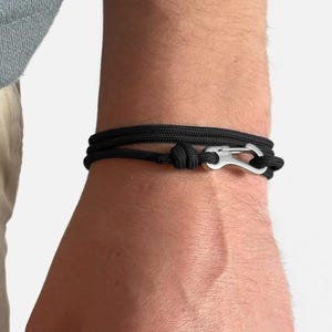 Svart rep och silverfärgad karbinhake, modern minimalistisk present till bergsklättrare