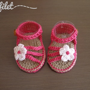 Crochet sandals for baby with flower