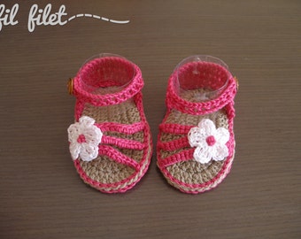 Crochet sandals for baby with flower