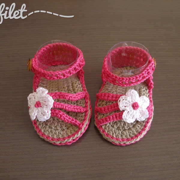 Sandales pour bébé au crochet avec fleur