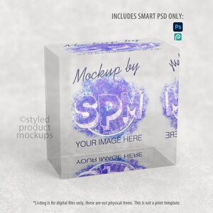 Könnte beinhalten: Ein transparenter, würfelförmiger Produkt-Mockup mit dem Text "Mockup by SPM" und "Your Image Here" in einem lila-weißen Design. Das Bild enthält auch den Text "Includes Smart PSD Only: Ps" und "Styled product mockups".