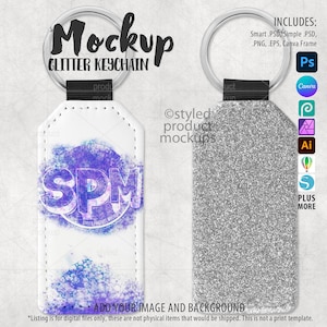 Puede incluir: Maqueta de un llavero de purpurina plateada con una etiqueta de cuero blanco. La etiqueta tiene un diseño de acuarela púrpura y azul con las letras "SPM" en el centro. El llavero es un producto digital e incluye un PSD inteligente, un PSD simple, PNG, EPS y un marco de Canva.