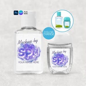 Op de afbeelding: Twee doorzichtige plastic handontsmettingsflessen met witte doppen. Elke fles heeft een wit etiket met de tekst "Mockup by SPM YOUR IMAGE HERE" in een paars en blauw ontwerp. Een kleine afbeelding toont twee extra flesontwerpen.