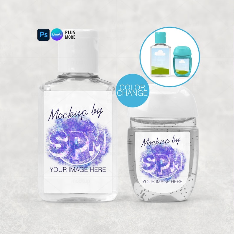 Op de afbeelding: Twee doorzichtige plastic handontsmettingsflessen met witte doppen. Elke fles heeft een wit etiket met de tekst "Mockup by SPM YOUR IMAGE HERE" in een paars en blauw ontwerp. Een kleine afbeelding toont twee extra flesontwerpen.