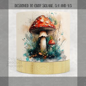 Op de afbeelding: Cilindrisch productmodel met een aquarelillustratie van twee rood-witte paddenstoelen in een grasveld. De basis is licht van kleur en de tekst "DESIGNED TO CROP SQUARE. 5:4 AND 4:5" staat bovenaan.