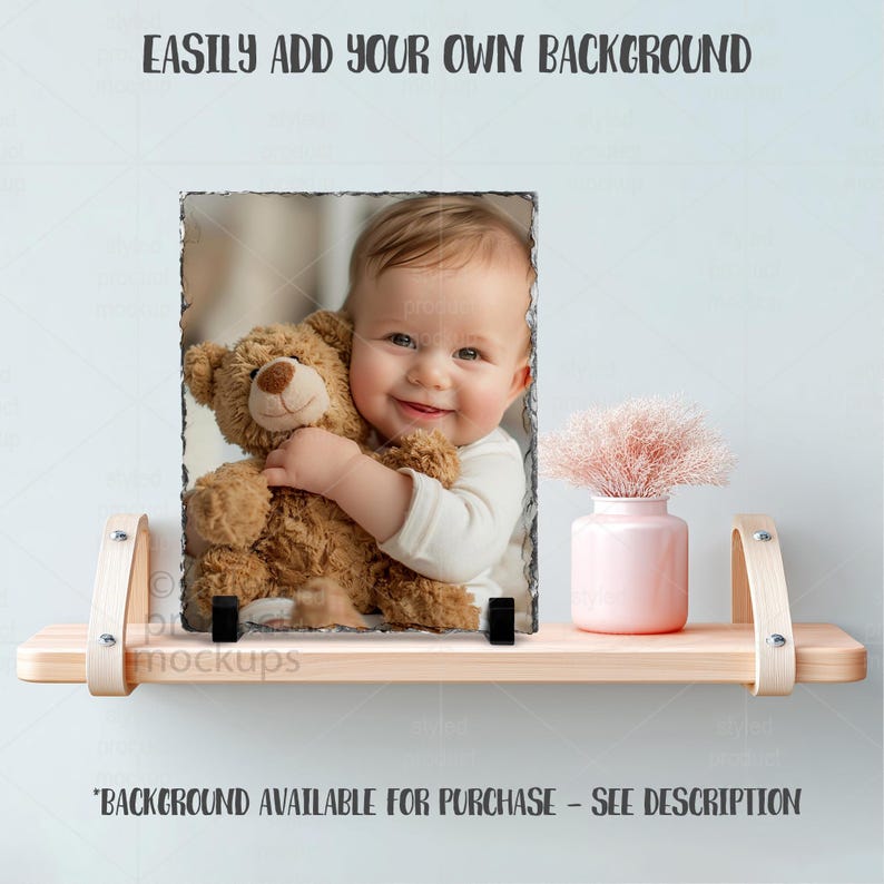 Puede incluir: Impresi&oacute;n fotogr&aacute;fica en pizarra de un beb&eacute; sonriente con un oso de peluche, expuesta en una estanter&iacute;a de madera. Un jarr&oacute;n rosa con una planta decorativa tambi&eacute;n est&aacute; en la estanter&iacute;a. El texto "EASILY ADD YOUR OWN BACKGROUND" est&aacute; en la parte superior.