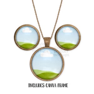 Może przedstawiać: Zestaw naszyjnika i kolczyk&oacute;w w kolorze brązu. Każdy element ma okrągły, szklany design z błękitnym niebem, białą chmurą i zielonym wzg&oacute;rzem. Tekst "INCLUDES CANVA FRAME" znajduje się na dole.
