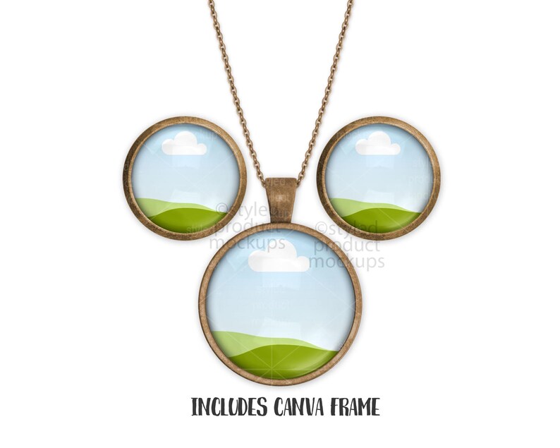 Może przedstawiać: Zestaw naszyjnika i kolczyk&oacute;w w kolorze brązu. Każdy element ma okrągły, szklany design z błękitnym niebem, białą chmurą i zielonym wzg&oacute;rzem. Tekst "INCLUDES CANVA FRAME" znajduje się na dole.