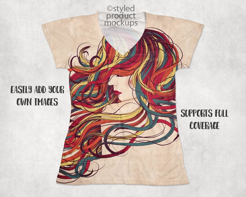 Op de afbeelding: Een beige V-hals T-shirt met een kleurrijke illustratie van een vrouw met lang, golvend haar. Het haar is een mix van rood, geel en blauw. De tekst "EASILY ADD YOUR OWN IMAGES" en "SUPPORTS FULL COVERAGE" is ook zichtbaar.