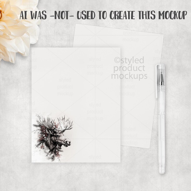 Puede incluir: Una maqueta de papeler&iacute;a con una tarjeta blanca con una ilustraci&oacute;n detallada de una cabeza de alce con cornamenta y acentos florales. Tambi&eacute;n hay un sobre a juego y un bol&iacute;grafo transparente. El texto "AI WAS -NOT- USED TO CREATE THIS MOCKUP" est&aacute; en la parte superior.