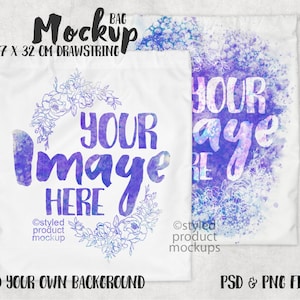 Puede incluir: Dos bolsas blancas con cordón de ajuste y un diseño floral de acuarela. Las bolsas miden 37 pulgadas por 32 pulgadas y tienen el texto "YOUR IMAGE HERE". El texto "Mockup BAG 37 X 32 CM DRAWSTRING" está en la parte superior de la imagen. El texto "ADD YOUR OWN BACKGROUND" está en la parte inferior de la imagen. El texto "PSD & PNG FILES" está en la parte inferior derecha de la imagen.