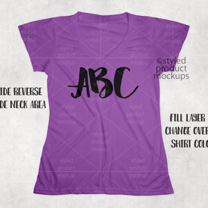 Op de afbeelding: Een paars V-hals T-shirt met het woord "ABC" in zwart script over de voorkant. Het shirt is effen van kleur en heeft korte mouwen. Tekst op de afbeelding is "HIDE REVERSE SIDE NECK AREA" en "FILL LAYER TO CHANGE OVERALL SHIRT COLOR."