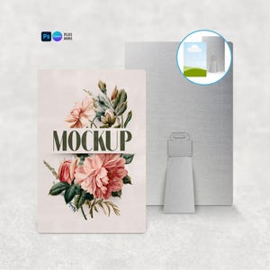 Puede incluir: Un letrero met&aacute;lico rectangular con un dise&ntilde;o floral con flores rosas y rojas, hojas verdes y la palabra "MOCKUP" en verde oscuro. El letrero est&aacute; sostenido por un soporte met&aacute;lico. La imagen tambi&eacute;n incluye los logotipos de Photoshop y Canva.