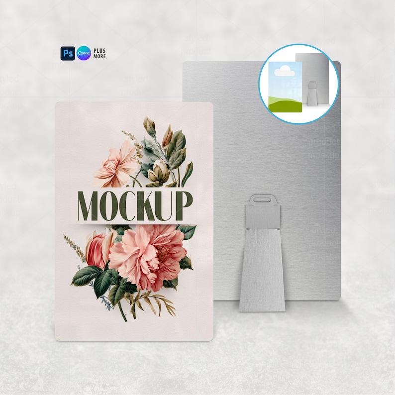 Puede incluir: Un letrero met&aacute;lico rectangular con un dise&ntilde;o floral con flores rosas y rojas, hojas verdes y la palabra "MOCKUP" en verde oscuro. El letrero est&aacute; sostenido por un soporte met&aacute;lico. La imagen tambi&eacute;n incluye los logotipos de Photoshop y Canva.