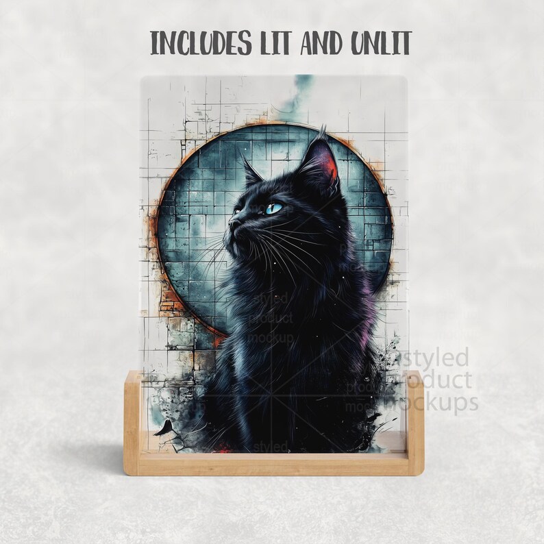Może przedstawiać: Biały ceramiczny kubek z czarnym uchwytem i napisem "But First, Coffee" pogrubioną, czarną czcionką. Kubek jest ustawiony na rozmytym tle, sugerującym przytulne otoczenie.