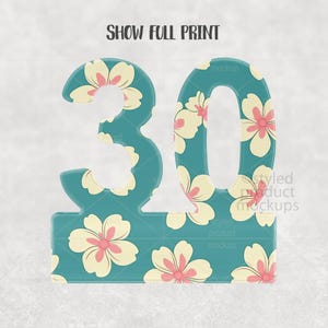 Może przedstawiać: Turkusowa liczba 30 z kwiatowym wzorem kremowych i r&oacute;żowych kwiat&oacute;w. Numer jest renderowany w 3D z napisem "SHOW FULL PRINT" na g&oacute;rze. Tło to jasna, teksturowana powierzchnia.