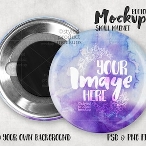 Pode incluir: Maquete de &iacute;m&atilde; de bot&atilde;o redondo com um design em aquarela em tons de roxo e azul. O texto "YOUR IMAGE HERE" &eacute; exibido em branco. As palavras "Mockup" e "SMALL MAGNET" tamb&eacute;m s&atilde;o vis&iacute;veis.