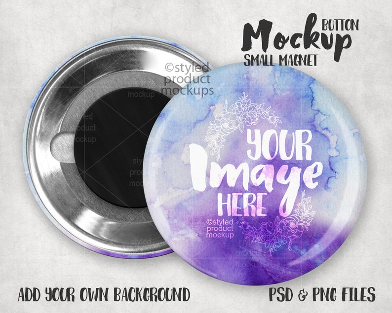 Pode incluir: Maquete de &iacute;m&atilde; de bot&atilde;o redondo com um design em aquarela em tons de roxo e azul. O texto "YOUR IMAGE HERE" &eacute; exibido em branco. As palavras "Mockup" e "SMALL MAGNET" tamb&eacute;m s&atilde;o vis&iacute;veis.
