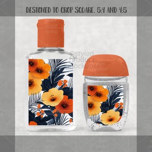 Op de afbeelding: Twee doorzichtige handontsmettingsflessen met oranje doppen. De flessen zijn versierd met een bloemenontwerp met oranje bloemen en donkerblauwe bladeren. De tekst "DESIGNED TO CROP SQUARE. 5:4 AND 4:5" staat bovenaan.