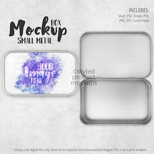 Könnte beinhalten: Eine silberne Metallbox-Mockup mit weißem Hintergrund. Die Box ist geöffnet und der Deckel liegt neben dem Boden. Der Deckel der Box hat ein Aquarelldesign mit dem Text "Your Image Here".