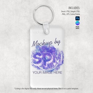 K&ouml;nnte beinhalten: Ein rechteckiger wei&szlig;er Schl&uuml;sselanh&auml;nger-Mockup mit einem silbernen Schl&uuml;sselring. Das Design zeigt den Text "Mockup by SPM" &uuml;ber einem lila-blauen Aquarell-Spritzer mit "YOUR IMAGE HERE" darunter. Enth&auml;lt Smart .PSD, Simple .PSD, PNG, EPS und Canva Frame.
