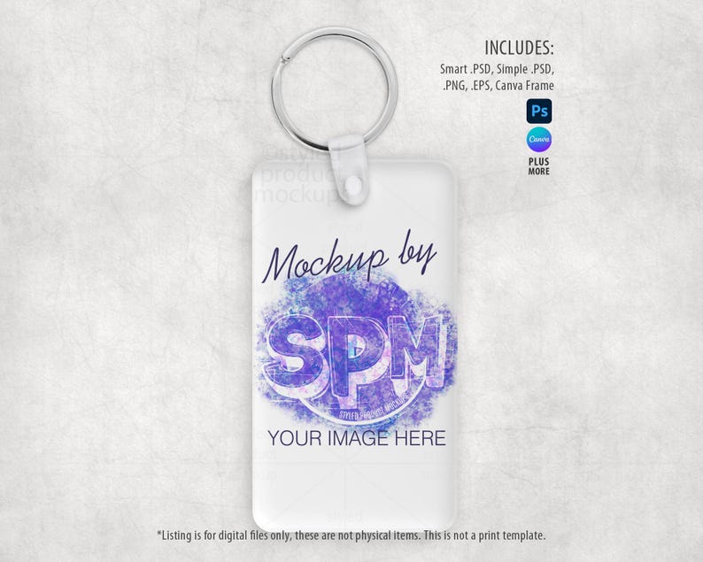 K&ouml;nnte beinhalten: Ein rechteckiger wei&szlig;er Schl&uuml;sselanh&auml;nger-Mockup mit einem silbernen Schl&uuml;sselring. Das Design zeigt den Text "Mockup by SPM" &uuml;ber einem lila-blauen Aquarell-Spritzer mit "YOUR IMAGE HERE" darunter. Enth&auml;lt Smart .PSD, Simple .PSD, PNG, EPS und Canva Frame.