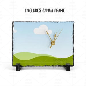 Puede incluir: Un reloj rectangular de pizarra con un dise&ntilde;o de paisaje que presenta un cielo azul, nubes blancas y colinas verdes. El reloj tiene manecillas doradas y un soporte negro. El texto "INCLUDES CANVA FRAME" est&aacute; en la parte superior.