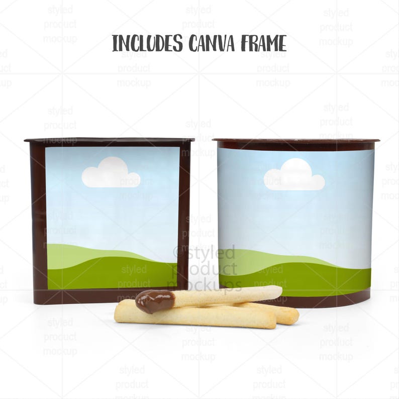 Op de afbeelding: Twee bruine snackbakjes met een afbeelding van een lichtblauwe lucht en groene heuvels, inclusief de tekst INCLUDES CANVA FRAME. Drie lichtgekleurde koekstokjes liggen ervoor, waarvan er &eacute;&eacute;n aan het uiteinde in chocolade is gedoopt.