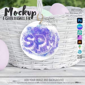 Könnte beinhalten: Ein weißer Weidenkorb mit einem lila und blauen Aquarell-Osterkörbchen-Etikett, auf dem "SPM Styled Product Mockups" steht. Das Etikett hängt am Korbgriff. Der Korb ist mit pastellfarbenen Ostereiern gefüllt.