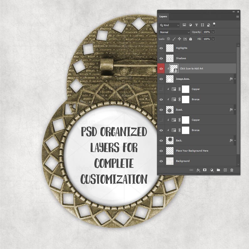 Op de afbeelding: Een bronzen broche in vintage-stijl met een cirkelvormig ontwerp en geometrische uitsparingen. Het midden toont de tekst "PSD ORGANIZED LAYERS FOR COMPLETE CUSTOMIZATION". Een digitale interface met lagen is zichtbaar op de achtergrond.