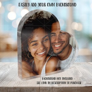 Pu&ograve; includere: Un blocco fotografico in acrilico a forma di cuore con una coppia sorridente. Il blocco presenta il testo "EASILY ADD YOUR OWN BACKGROUND" in alto e "BACKGROUND NOT INCLUDED - SEE LINK IN DESCRIPTION TO PURCHASE" in basso. &Egrave; appoggiato su una superficie di legno.