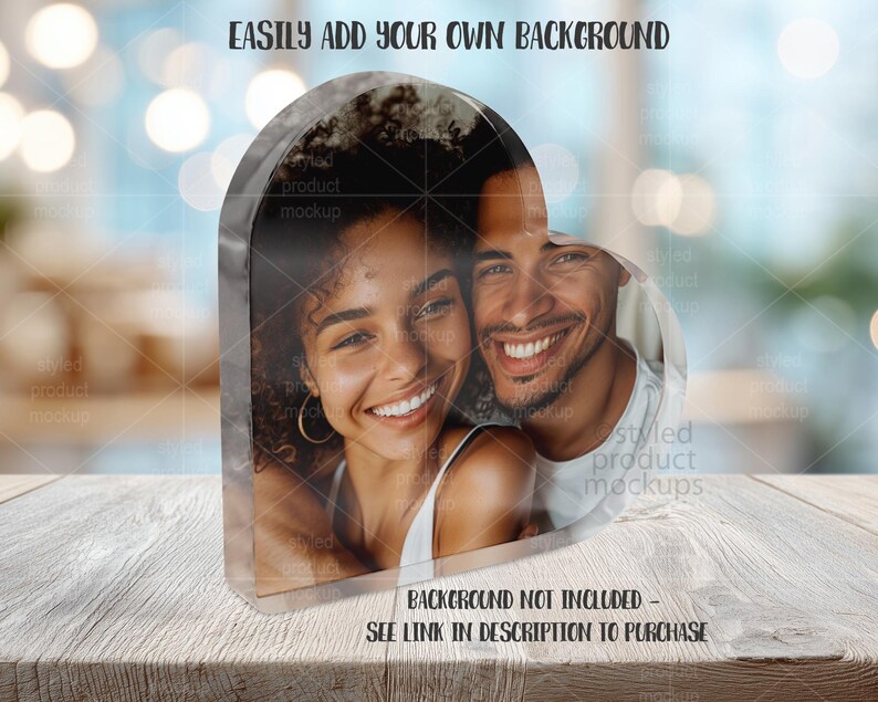 Pu&ograve; includere: Un blocco fotografico in acrilico a forma di cuore con una coppia sorridente. Il blocco presenta il testo "EASILY ADD YOUR OWN BACKGROUND" in alto e "BACKGROUND NOT INCLUDED - SEE LINK IN DESCRIPTION TO PURCHASE" in basso. &Egrave; appoggiato su una superficie di legno.