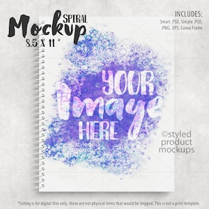 Könnte beinhalten: Ein Mockup eines spiralgebundenen Notizbuchs mit einem Aquarellhintergrund in Violett-, Blau- und Rosatönen. Der Text "YOUR IMAGE HERE" ist in Weiß auf dem Notizbuch geschrieben. Das Notizbuch ist 8,5 x 11 Zoll groß.
