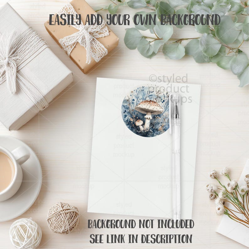 Puede incluir: Una maqueta de producto con una tarjeta blanca con una ilustraci&oacute;n de hongo, un bol&iacute;grafo transparente y cajas de regalo. El texto "EASILY ADD YOUR OWN BACKGROUND" y "BACKGROUND NOT INCLUDED SEE LINK IN DESCRIPTION" es visible.