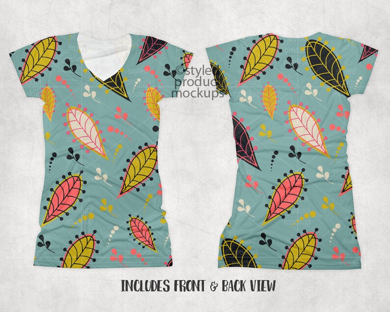 Op de afbeelding: Een blauw en wit t-shirt met een kleurrijk bladmotief. Het shirt heeft een v-hals en korte mouwen. De voor- en achterkant van het shirt worden getoond.