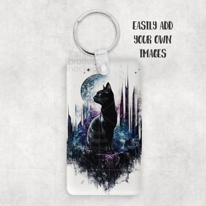 K&ouml;nnte beinhalten: Ein rechteckiger Schl&uuml;sselanh&auml;nger mit einem silbernen Ring. Der Schl&uuml;sselanh&auml;nger zeigt eine Illustration einer schwarzen Katze mit Vollmond und Stadtlandschaft im Hintergrund. Der Text "EASILY ADD YOUR OWN IMAGES" ist auf der rechten Seite aufgedruckt.