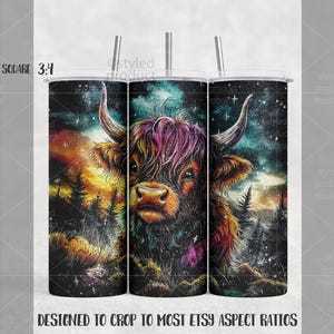 Peut inclure: Un gobelet illustr&eacute; d'une vache des Highlands aux couleurs vives, avec une crini&egrave;re multicolore, sur fond de ciel &eacute;toil&eacute;. Le texte "DESIGNED TO CROP TO MOST ETSY ASPECT RATIOS" est visible.