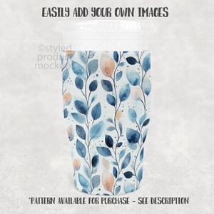 Op de afbeelding: Een doorzichtige plastic beker met deksel, versierd met een aquarelontwerp van blauwe en perzikkleurige bladeren op een witte achtergrond. De tekst "EASILY ADD YOUR OWN IMAGES" staat bovenaan. De tekst "PATTERN AVAILABLE FOR PURCHASE - SEE DESCRIPTION" staat onderaan.